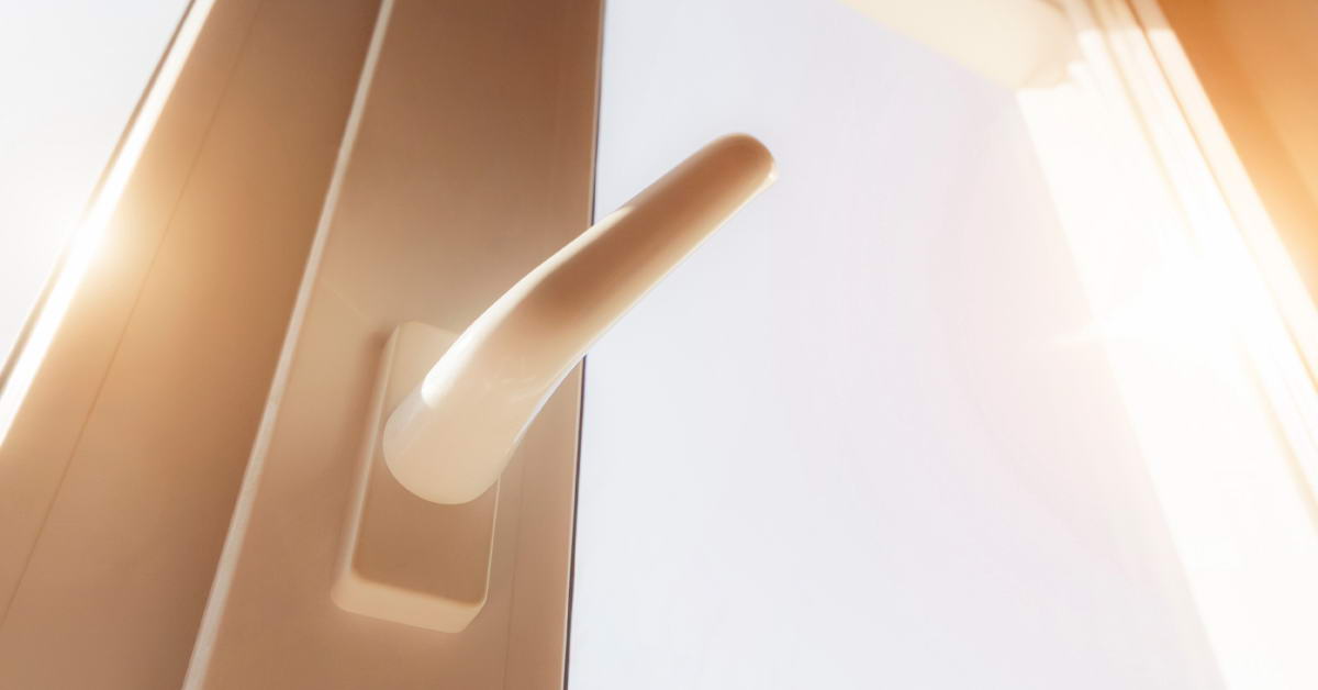 Чому пластикові вікна з часом можуть пожовтіти